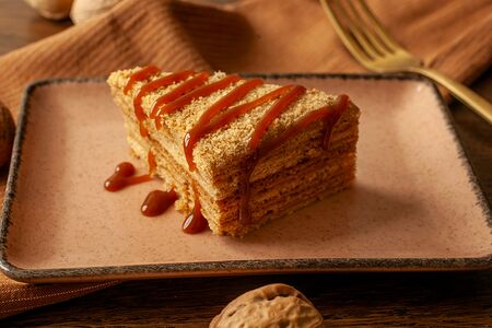 Медовик с карамелью