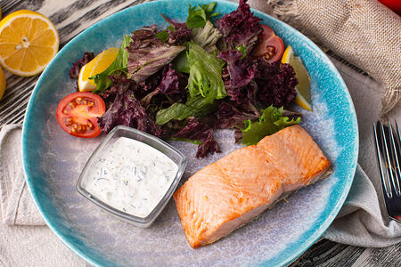 Стейк из форели с соусом тартар