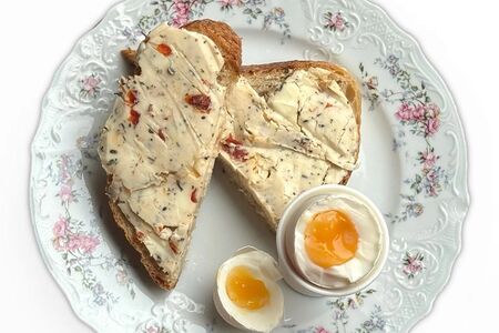 Хлеб на закваске с пряным маслом и яйцом 