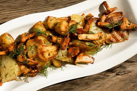 Жареный картофель с белыми грибами