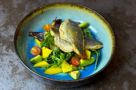 Филе сибаса с манго и авокадо 