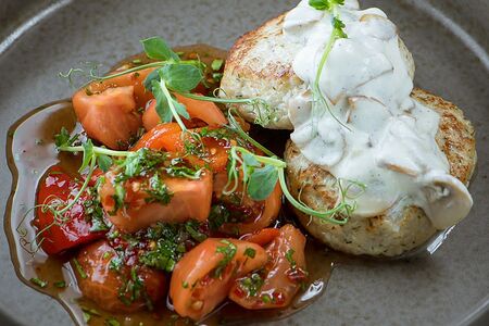 Куриные котлеты с лечо из свежих овощей 