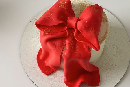 Торт с новогодним праздничным бантом