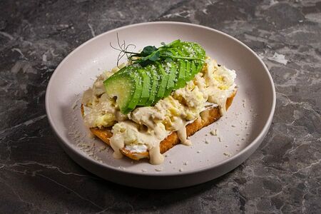 Брускетта скрембл с авокадо