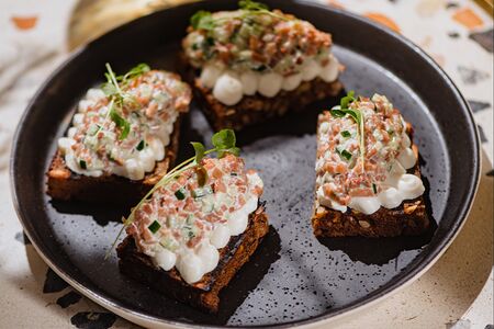 Брускетта с языком и огурцом 