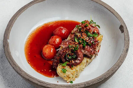 Осьминог с томатами и картофелем