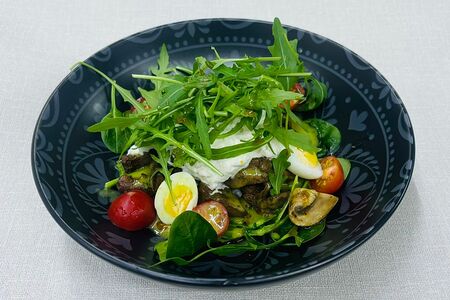 Салат с куриной печенью и сыром страчателла