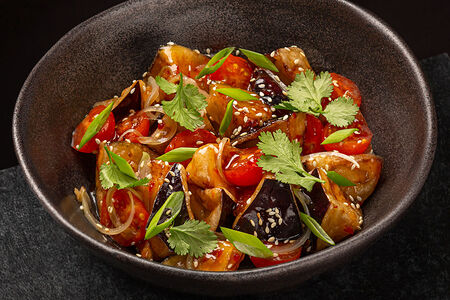 Баклажаны фри с томатами в соусе чили