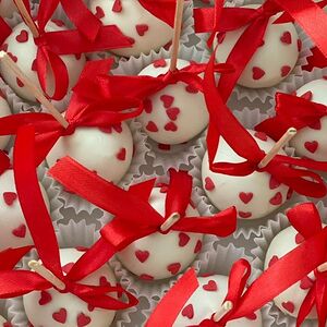 Пирожное Кейкпопс праздничный с лентой