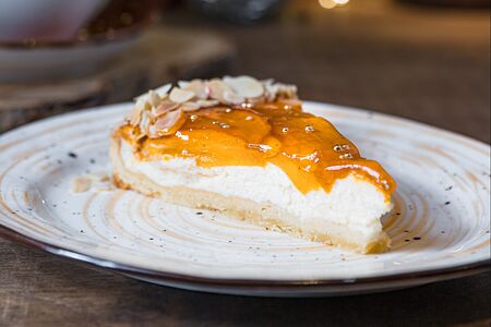 Пирог творожный с хурмой