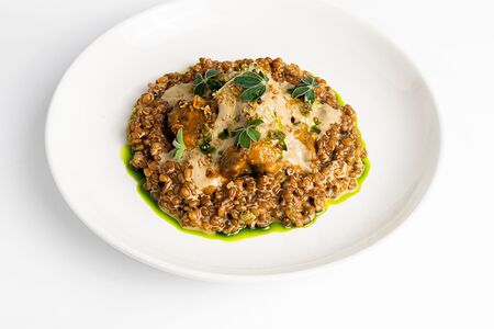 Томленые телячьи щечки в соусе демигляс