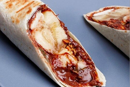 Шаверма с бананом, Нутеллой и арахисом
