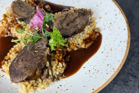 Говяжьи щечки с булгуром и грибами