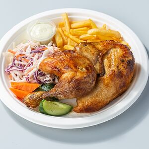 Половина курицы-гриль с салатом Коул Слоу и гарниром на выбор