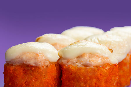 Ролл запеченный с лососем и моцареллой