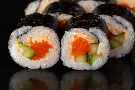 Острый ролл с лососем