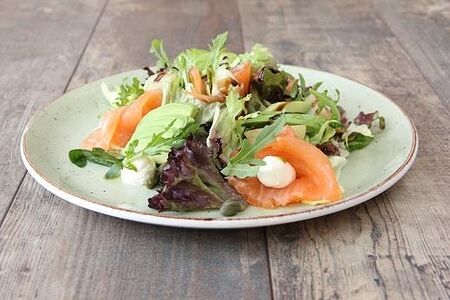 Салат теплый с копченым лососем