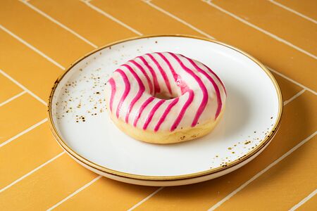 Донатс с малиной и сливочным сыром