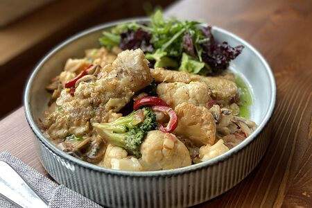 Треска с овощами в креветочном соусе