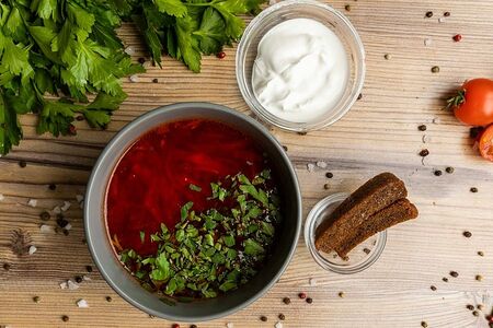 Борщ со сметаной и гренками