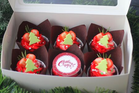 Капкейки красные С Новым годом 