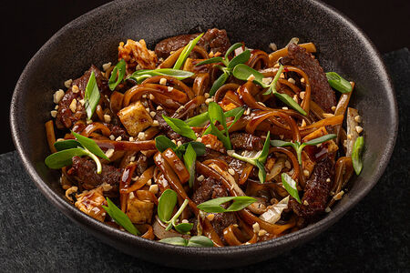 Удон с говядиной по-сычуаньски