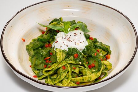 Фетучини с цукини и сыром страчателла