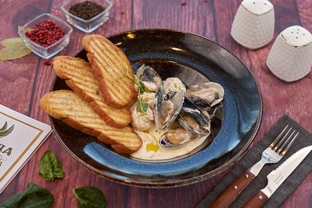 Морепродукты в соусе альфредо