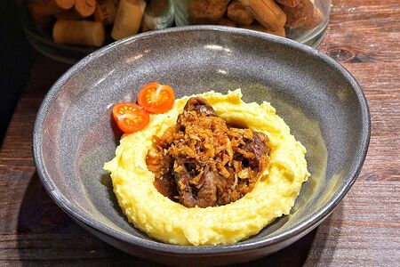 Говяжьи щеки с картофельным пюре
