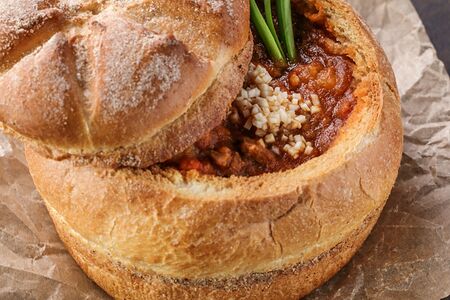 Гуляш по-венгерски в хлебном горшочке