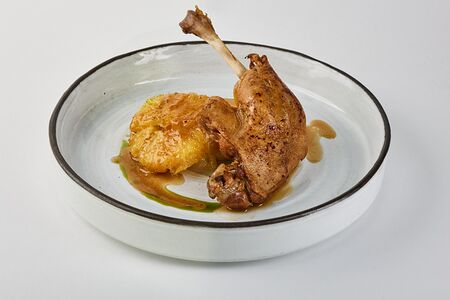 Утиная ножка конфи с карамельным яблоком и утиным фюме 