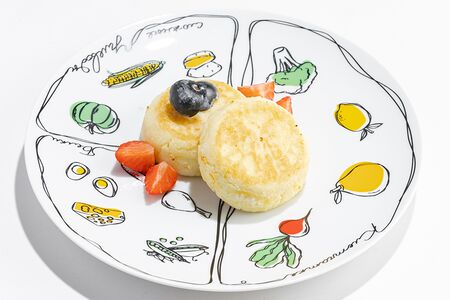 Детские сырники с ягодами и топпингом на выбор