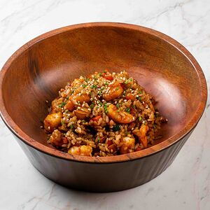 Жареный рис с креветками и овощами