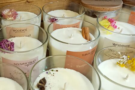 Свеча ручной работы с декором