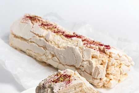 Меренговый рулет с малиной и фисташкой 