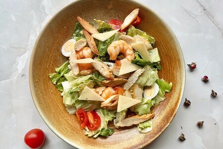 Салат Цезарь с креветками