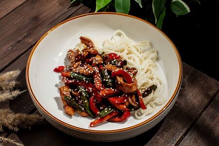 Соба с курицей и овощами