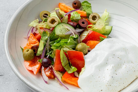 Салат Пипиррана, мусс из брынзы, ароматные травы