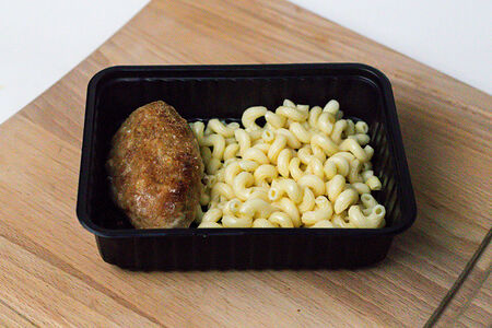 Макароны и мясная котлета из свинины