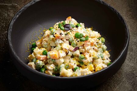 Оливье с кетой малой соли и соусом айоли