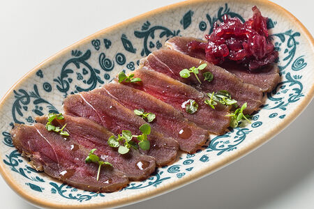 Сыровяленая утка с мармеладом из красного лука