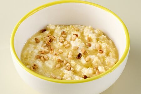 Каша пшенная с медом и кедровыми орешками