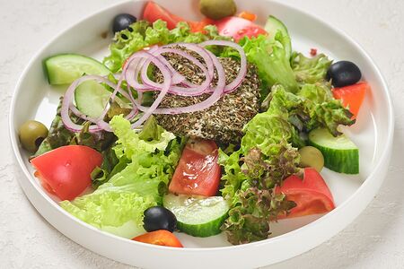 Салат Греческий с соусом песто