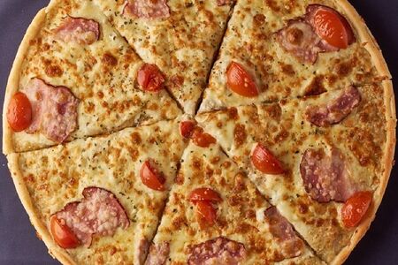 Пицца карбонара целая