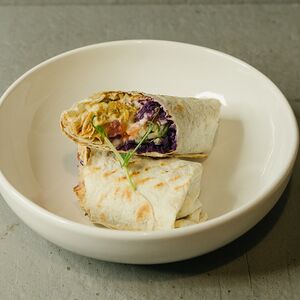 Обновленный Знаменитый фалафель с овощами, хумусом и соусом Raw из кешью и семян подсолнуха