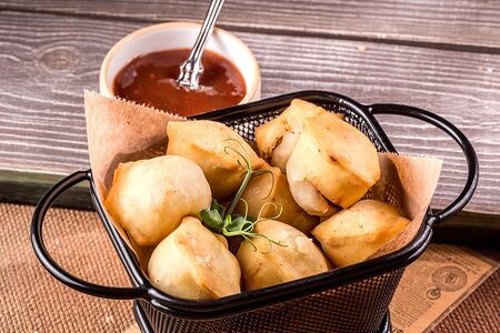 Пельмени Фри с соусом сальса