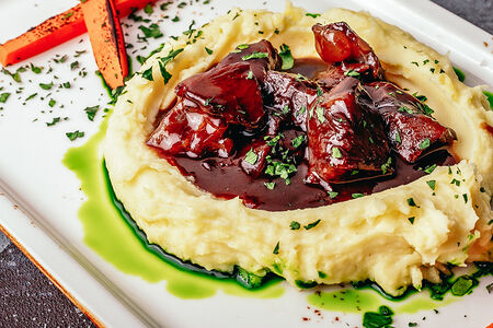 Томленые говяжьи щёчки в соусе из красного вина