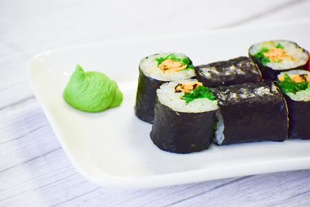 Мини-ролл с мидиями и чукой