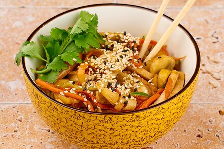 Вок из пшеничной лапши с курицей