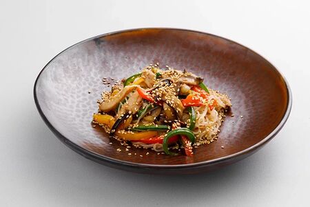 Рисовая лапша с курицей и овощами